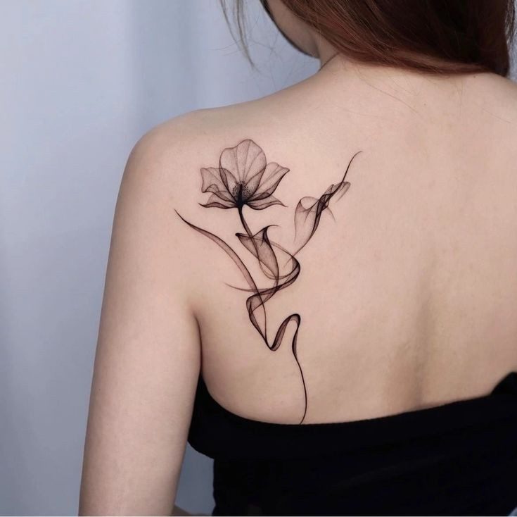 Tatuajes Elegantes Negros flor difuminada como humo delicado detras del hombro en espalda