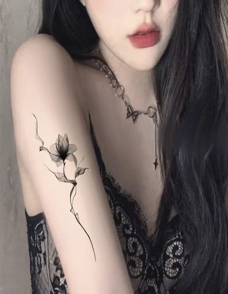 Tatuajes Elegantes Negros flor difuminada como humo en brazo