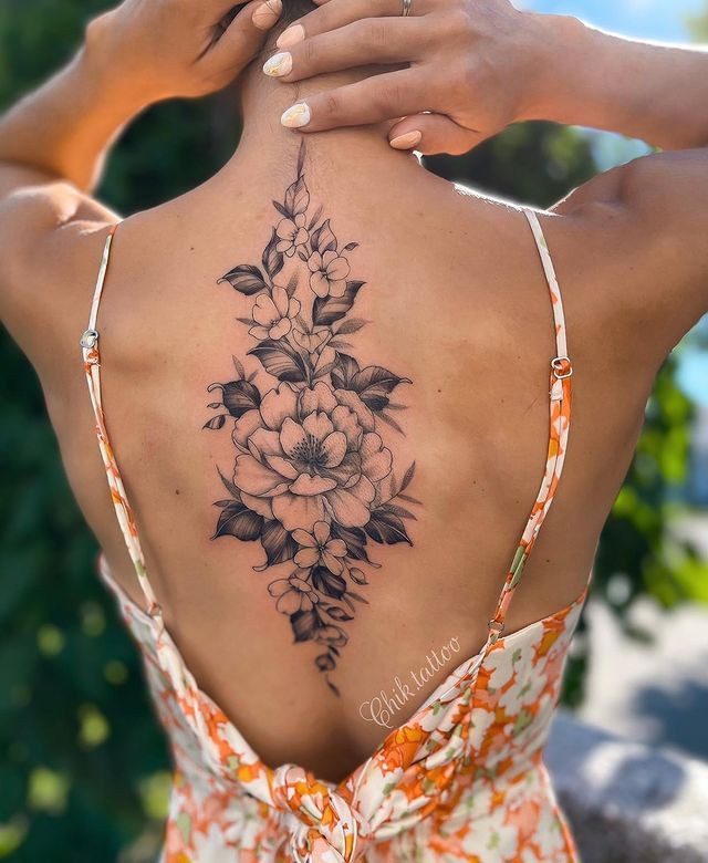 Tatuajes Elegantes Negros flores en toda la region de la espalda alta y hojas