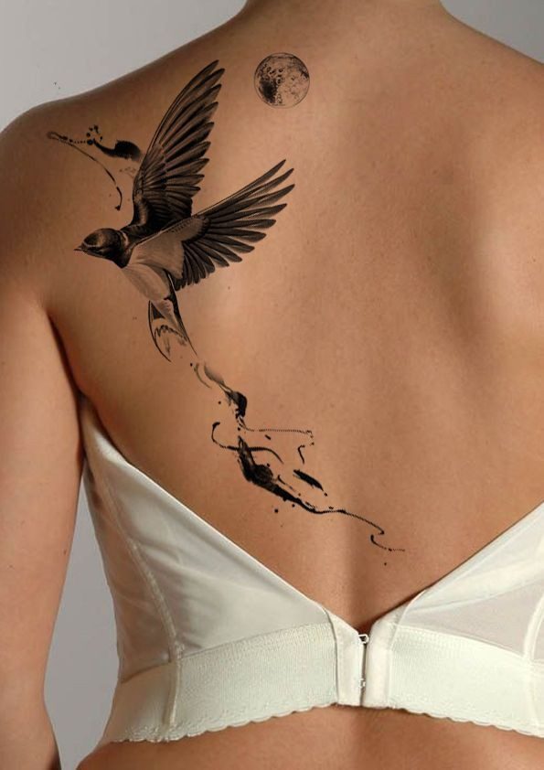 Tatuajes Elegantes Negros golondrina emprendiendo vuelo en gran parte de un costado de la espalda manchas de tinta y luna