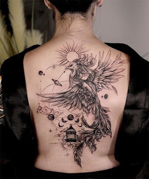 Tatuajes Elegantes Negros hermosa obra de arte con ave fenix sol planetas jaula en toda la espalda