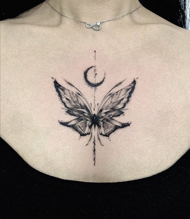 Tatuajes Elegantes Negros mariposa con luna puntillismo difuminado en la parte superior del pecho