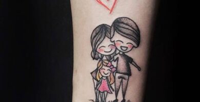 1 Tatuajes de Familia Caricatura de madre padre e hija con corazon de amor en pierna
