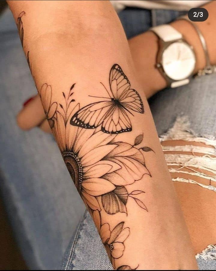 11 Tatuajes lindos y delicados para mujer girasol con mariposa negra en antebrazo 11 Tatuajes lindos y delicados para mujer girasol con mariposa negra en antebrazo