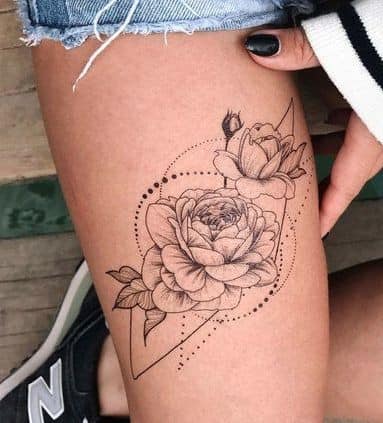 13 Tatuajes lindos y delicados para mujer rosa iscripta en dibujos geometricos en muslo 13 Tatuajes lindos y delicados para mujer rosa iscripta en dibujos geometricos en muslo