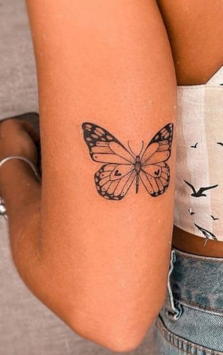 14 Tatuajes lindos y delicados para mujer mariposa negra en parte posterior del brazo 14 Tatuajes lindos y delicados para mujer mariposa negra en parte posterior del brazo
