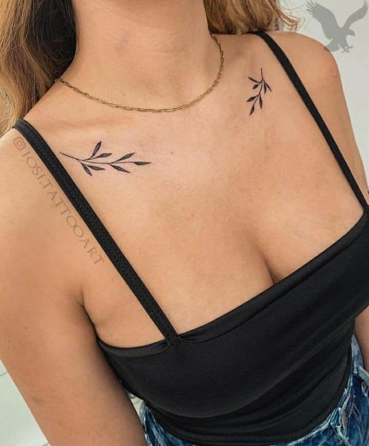 15 Tatuajes lindos y delicados para mujer dos ramitas negras en claviculas 15 Tatuajes lindos y delicados para mujer dos ramitas negras en claviculas