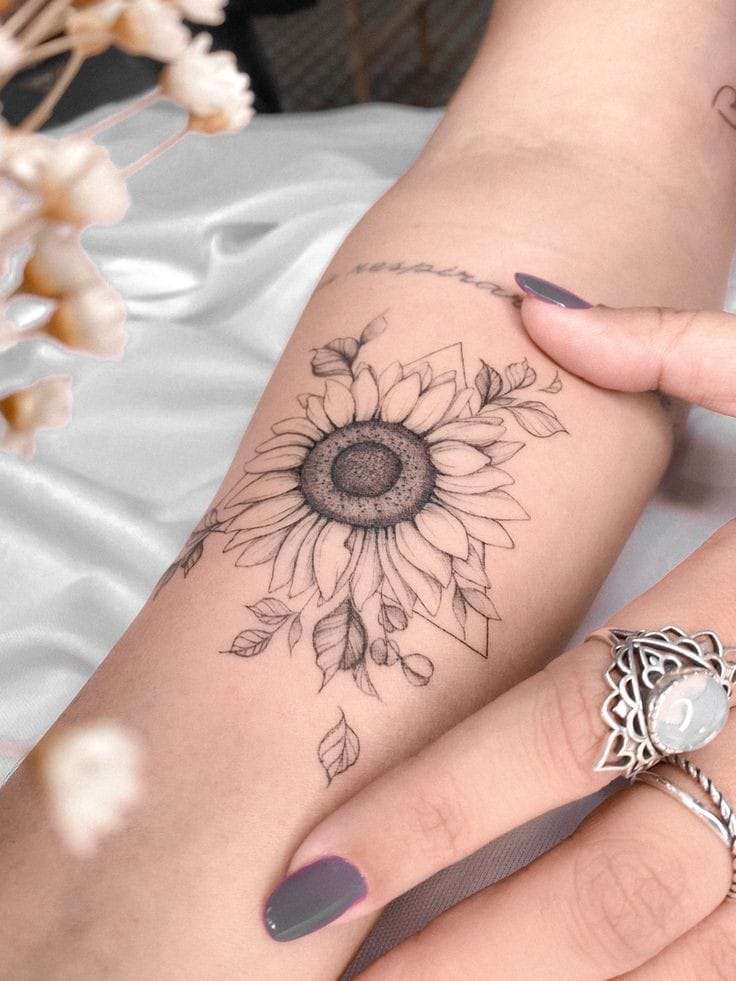 17 Tatuajes lindos y delicados para mujer girasol en antebrazo con hojas 17 Tatuajes lindos y delicados para mujer girasol en antebrazo con hojas