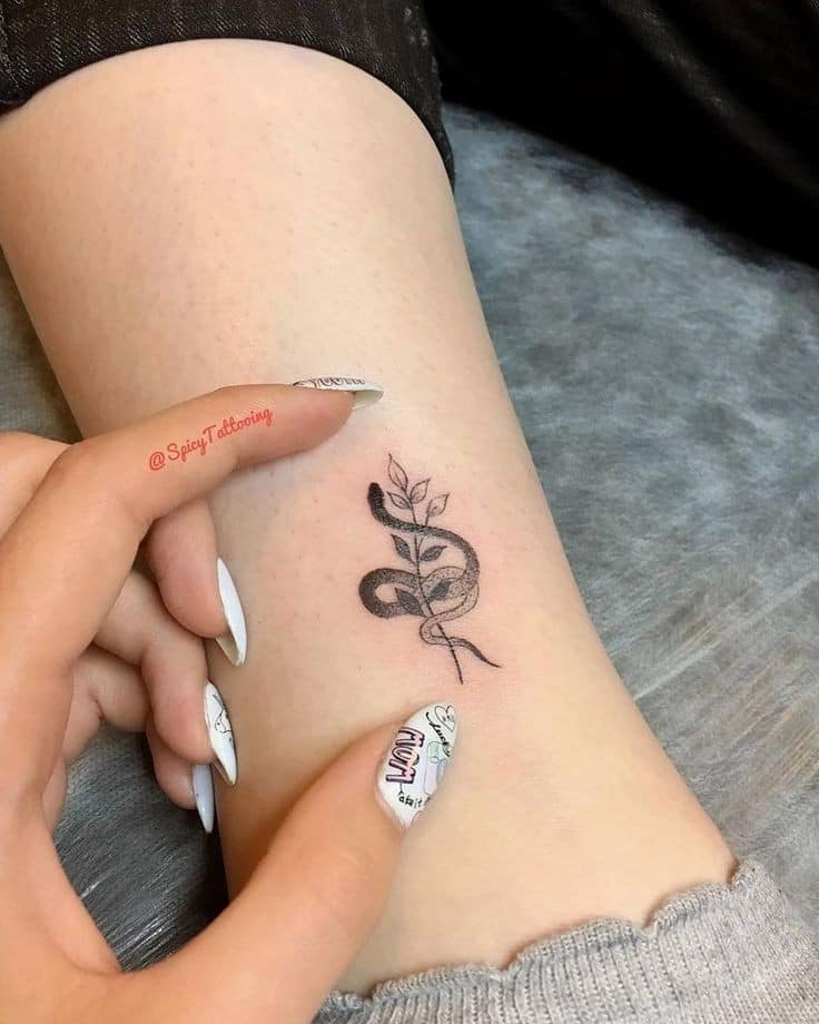 18 Tatuajes lindos y delicados para mujer serpiente enroscada pequeña en la pantorrilla con ramita 18 Tatuajes lindos y delicados para mujer serpiente enroscada pequeña en la pantorrilla con ramita