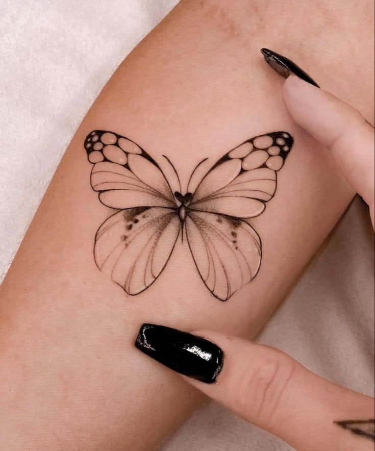20 Tatuajes lindos y delicados para mujer mariposa negra en antebrazo 20 Tatuajes lindos y delicados para mujer mariposa negra en antebrazo