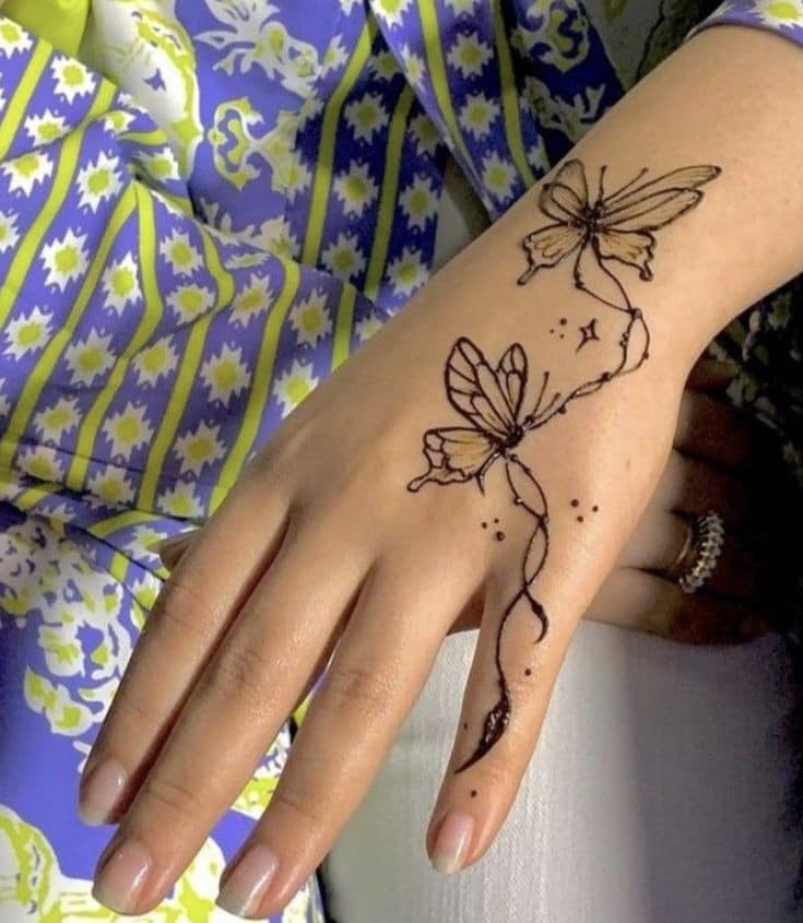22 Tatuajes lindos y delicados para mujer dos mariposas en mano con estrellas 22 Tatuajes lindos y delicados para mujer dos mariposas en mano con estrellas