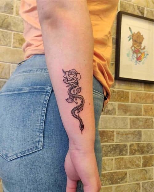 22 Tatuajes lindos y delicados para mujer serpiente enroscada en rosa en antebrazo 22 Tatuajes lindos y delicados para mujer serpiente enroscada en rosa en antebrazo