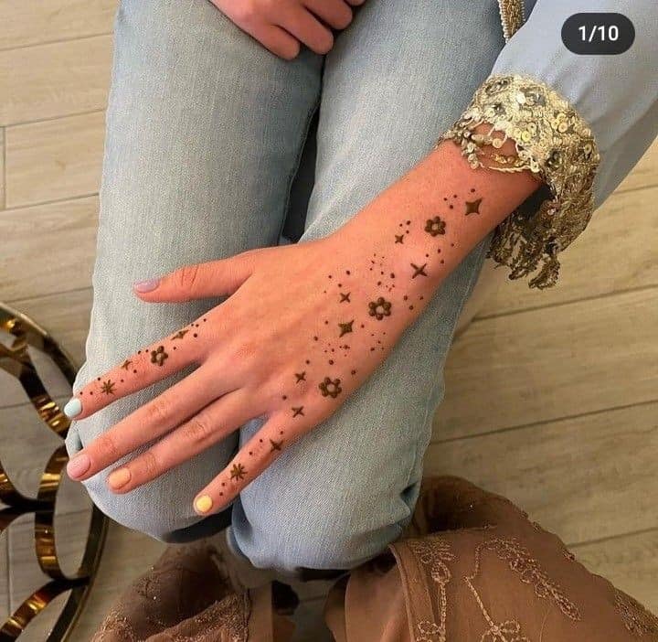 24 Tatuajes lindos y delicados para mujer estrellas y florcitas en brazo y mano 24 Tatuajes lindos y delicados para mujer estrellas y florcitas en brazo y mano