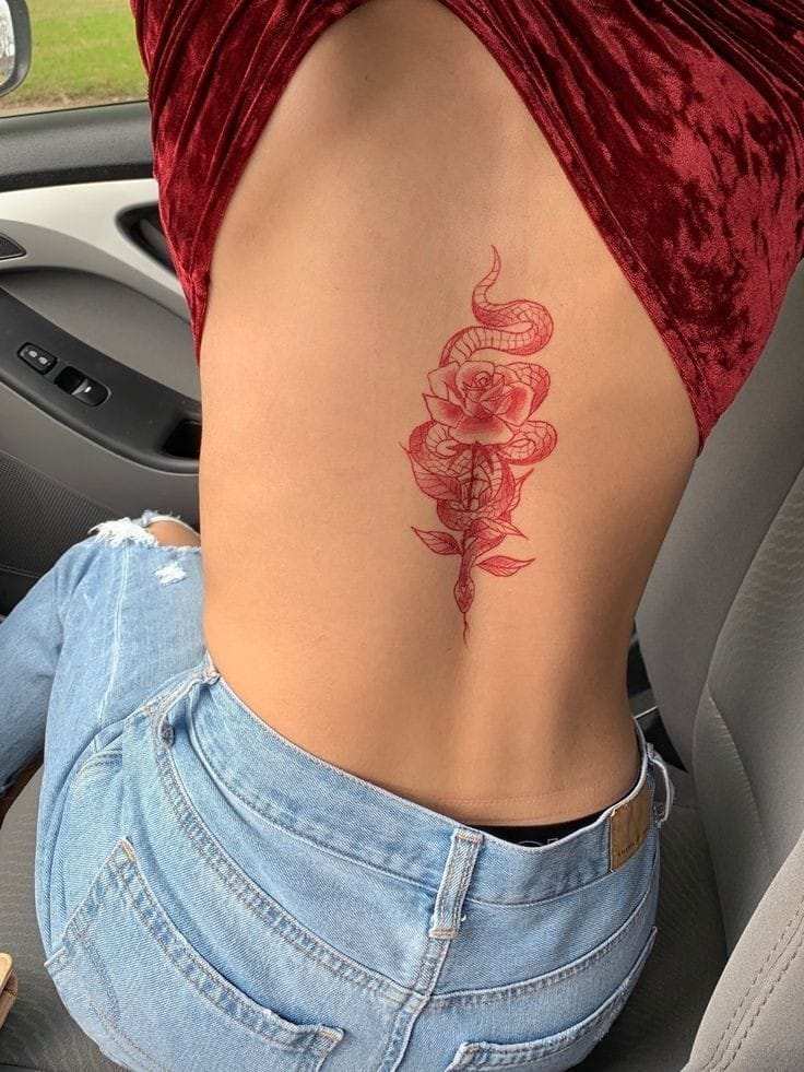 30 Tatuajes lindos y delicados para mujer serpiente y rosa roja en la espalda columna 30 Tatuajes lindos y delicados para mujer serpiente y rosa roja en la espalda columna
