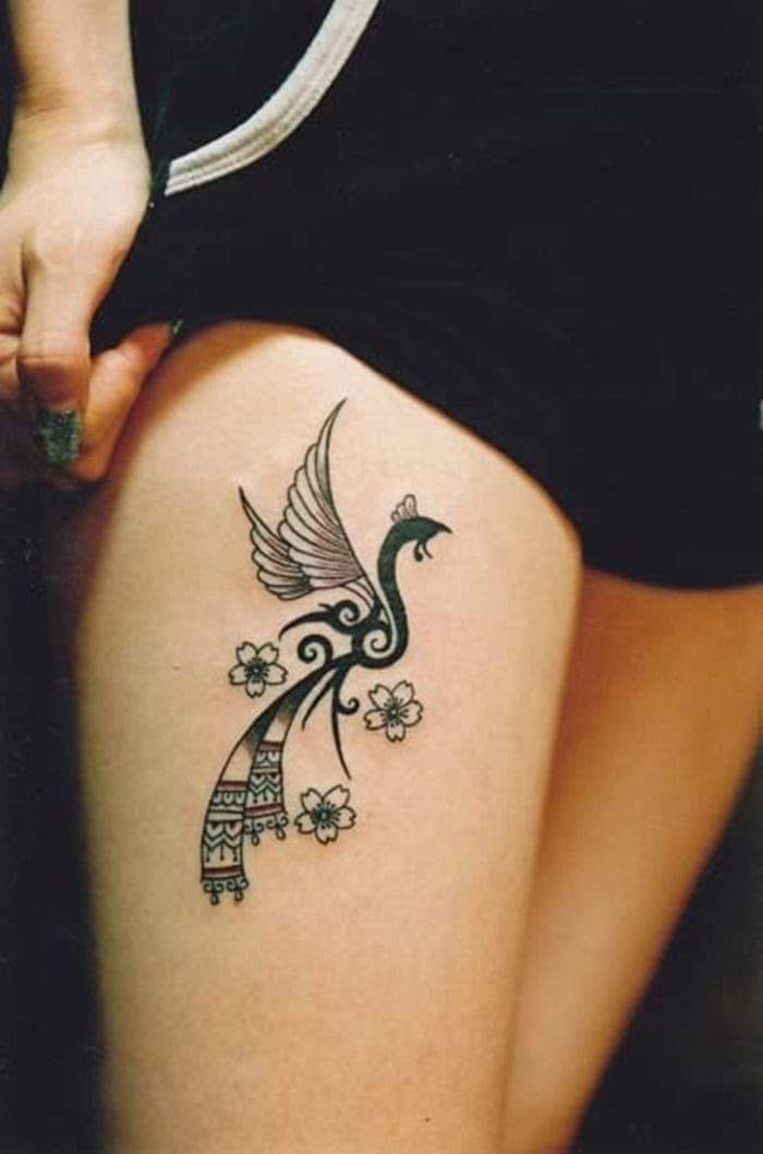 31 Tatuajes lindos y delicados para mujer ave fenix con florcitas en muslo 31 Tatuajes lindos y delicados para mujer ave fenix con florcitas en muslo