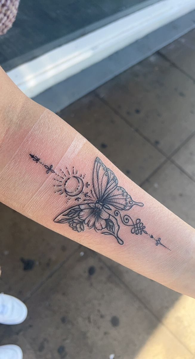34 Tatuajes lindos y delicados para mujer mariposa negra luna unalome en antebrazo 34 Tatuajes lindos y delicados para mujer mariposa negra luna unalome en antebrazo