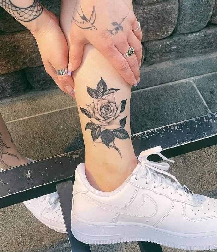 35 Tatuajes lindos y delicados para mujer rosa negra con hojas en tobillo 35 Tatuajes lindos y delicados para mujer rosa negra con hojas en tobillo
