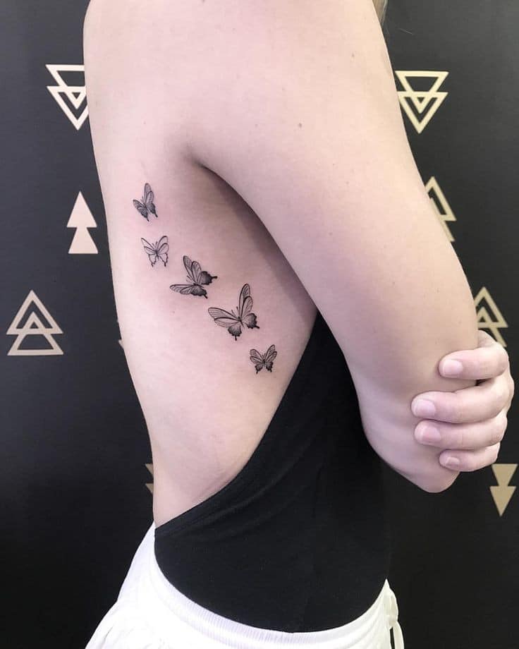 36 Tatuajes lindos y delicados para mujer cinco mariposas negras en las costillas 36 Tatuajes lindos y delicados para mujer cinco mariposas negras en las costillas