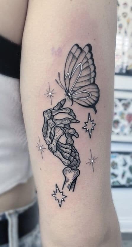 36 Tatuajes lindos y delicados para mujer manos de esqueleto con mariposa y plateado en brazo 36 Tatuajes lindos y delicados para mujer manos de esqueleto con mariposa y plateado en brazo