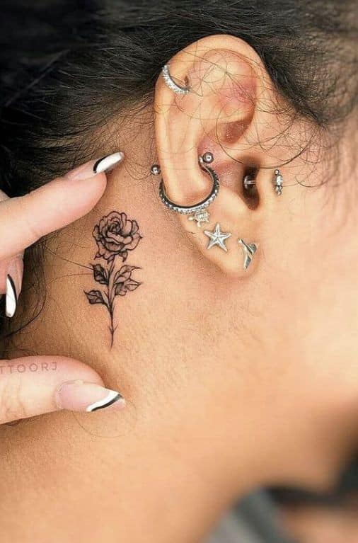 39 Tatuajes lindos y delicados para mujer pequeña rosa negra destras de la oreja 39 Tatuajes lindos y delicados para mujer pequeña rosa negra destras de la oreja