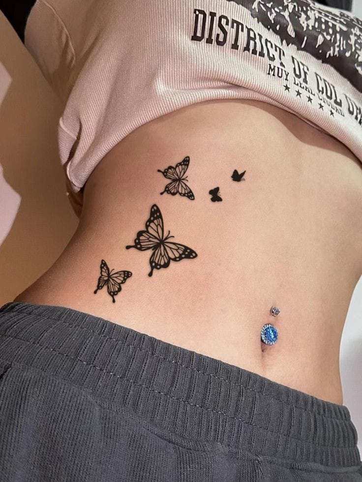 51 Tatuajes lindos y delicados para mujer tres mariposas negras y dos mas pequeñas en el vientre 51 Tatuajes lindos y delicados para mujer tres mariposas negras y dos mas pequeñas en el vientre