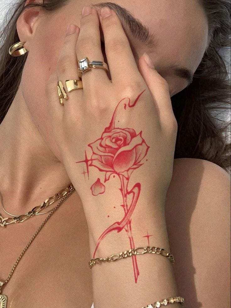68 Tatuajes lindos y delicados para mujer rosa roja en la mano y muñeca 68 Tatuajes lindos y delicados para mujer rosa roja en la mano y muñeca