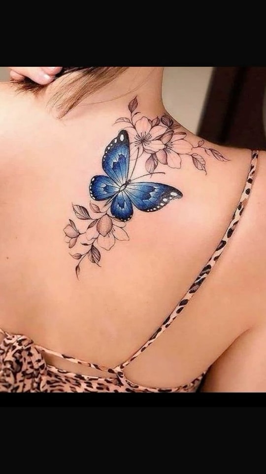 174 Tatoo en la espalda para mujer flor azul con dibujos de fondo 174 Tatoo en la espalda para mujer flor azul con dibujos de fondo