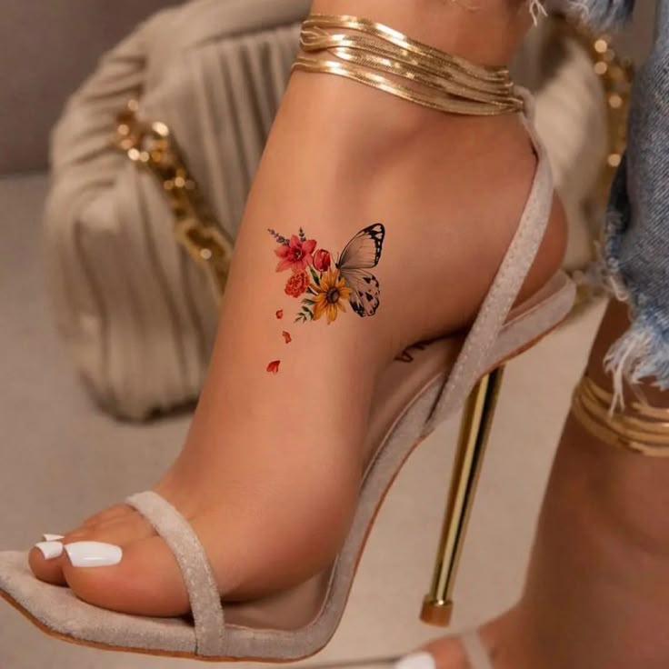 193 Tatuajes Petite mariposa mitad flores coloridas 193 Tatuajes Petite mariposa mitad flores coloridas
