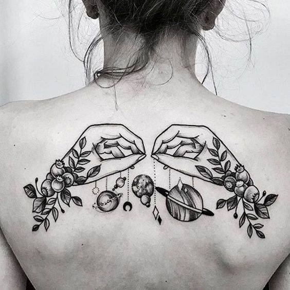 233 Tatoo en la espalda dos manos donde cualgan los planetas representando a quien maneja el Universo 233 Tatoo en la espalda dos manos donde cualgan los planetas representando a quien maneja el Universo