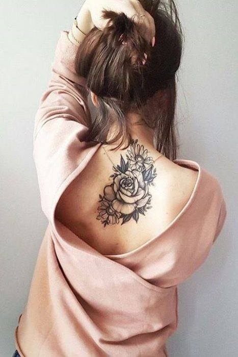 255 Tatoo en la espalda rosa con girasoles en medio de los homoplatos 255 Tatoo en la espalda rosa con girasoles en medio de los homoplatos