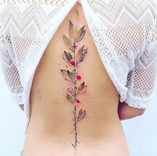 286 Tatoo en la espalda inscripcion en forma de rama hojas y frutos rojos 286 Tatoo en la espalda inscripcion en forma de rama hojas y frutos rojos