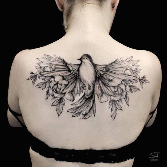 372 Tatoo en la espalda hermoso pajaro en la parte alta en negro con alas extendidas y flores 372 Tatoo en la espalda hermoso pajaro en la parte alta en negro con alas extendidas y flores