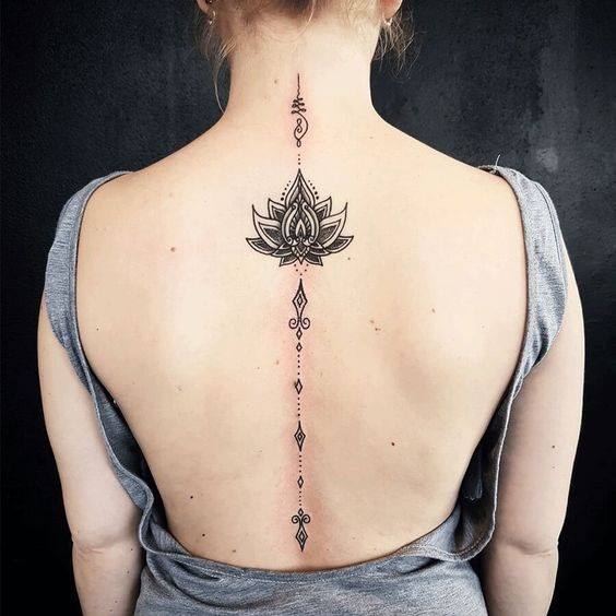 624 Tatoo en la espalda en columna negro flor de loto y unalome 624 Tatoo en la espalda en columna negro flor de loto y unalome