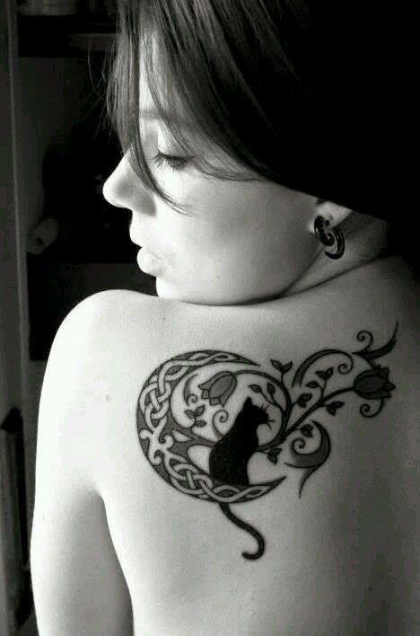 630 Tatoo en la espalda gato en luna y rosas omoplato 630 Tatoo en la espalda gato en luna y rosas omoplato