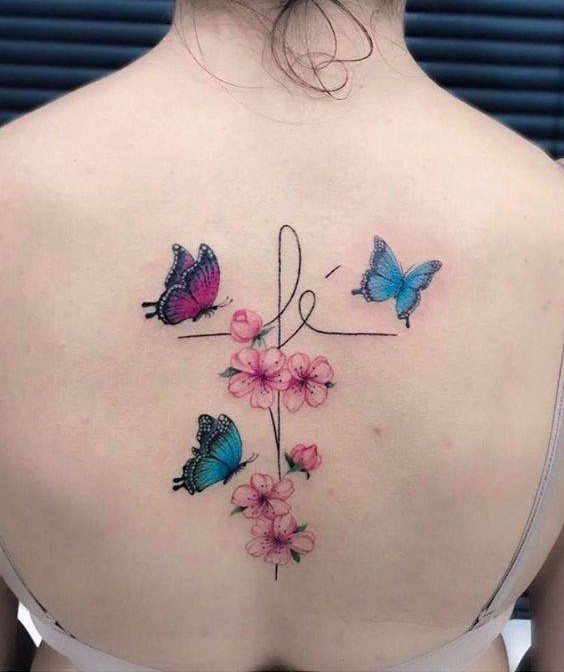 640 Tatoo en la espalda delicada palabra Fe con rosas y mariposas 640 Tatoo en la espalda delicada palabra Fe con rosas y mariposas