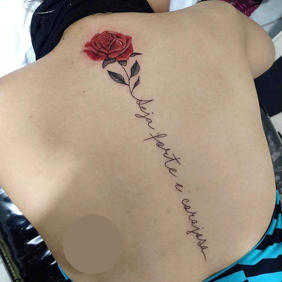 731 Tatoo en la espalda rosa roja e inscripcion en el columna geja forte e corajese 731 Tatoo en la espalda rosa roja e inscripcion en el columna geja forte e corajese