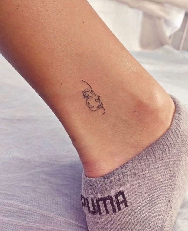 29 Super small minimalist tattoos contour of a woman's face