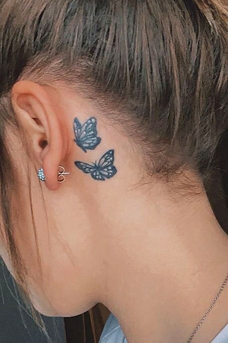 3 TOP 3 Tattoos hinter den Ohren Zwei bläulich-schwarze Schmetterlinge