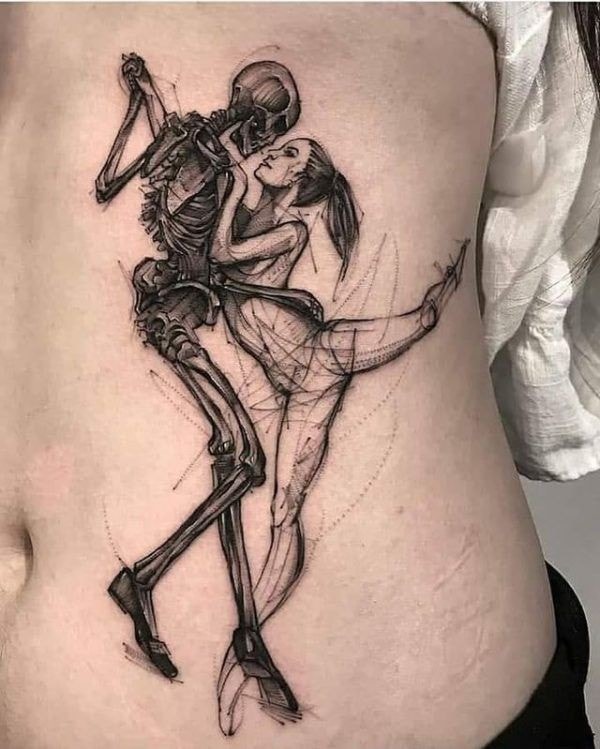 37 tatuaje de esqueleto bailando con mujer al costado de espalda