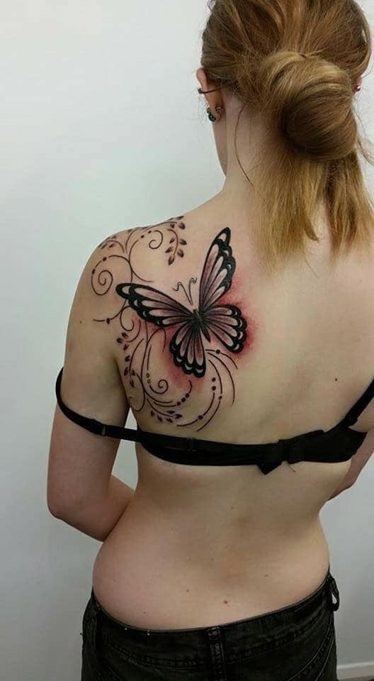 4 TOP 4 très beaux tatouages pour femmes, partie 2 Grand papillon marron avec des ornements sur l'omoplate droite