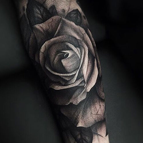 Tatuaggio fotografico con rosa nera