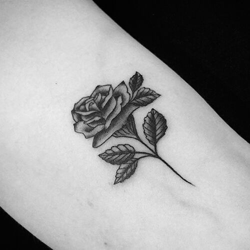 Tatuaggio con rosa nera sulla gamba