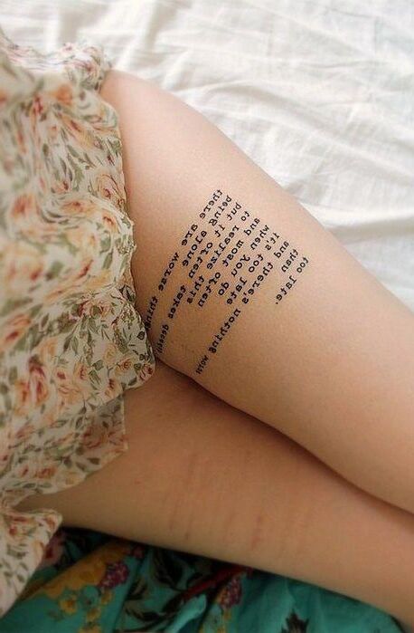 Tatuajes en la pierna de mujer inscripción en imprenta