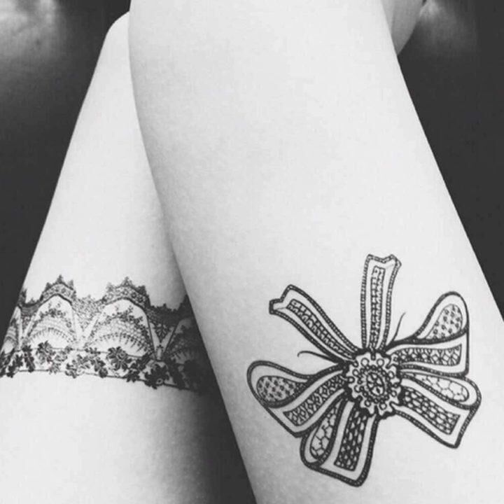 Tatuajes Tattoos en muslo de mujer moño y liguero