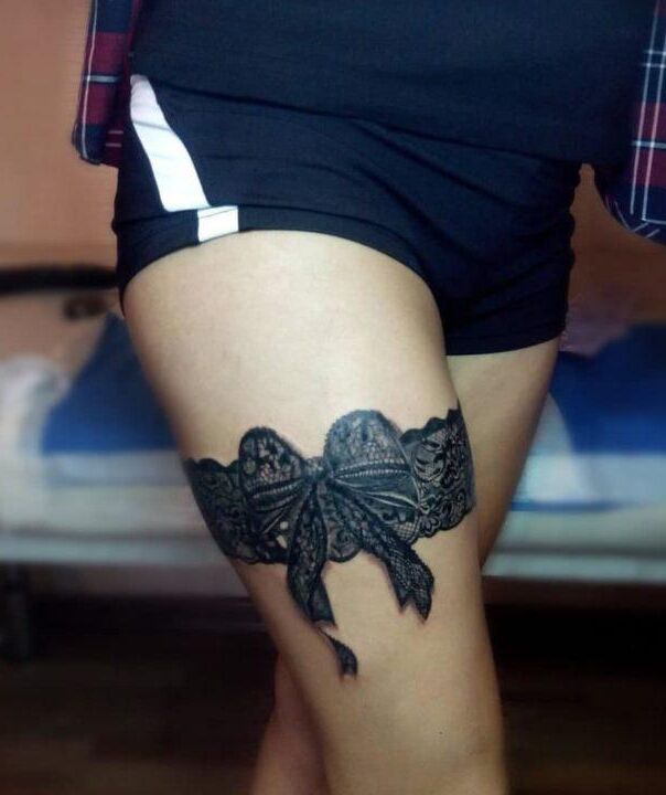 Tatuajes Tattoos en muslo de mujer moño