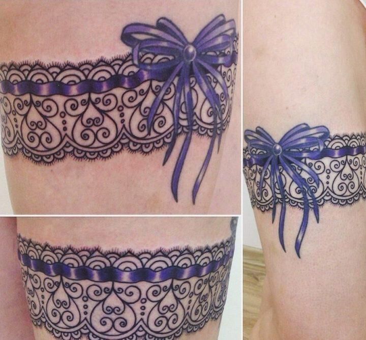 Tatuajes Tattoos en muslo de mujer detalle en guarda de color violeta