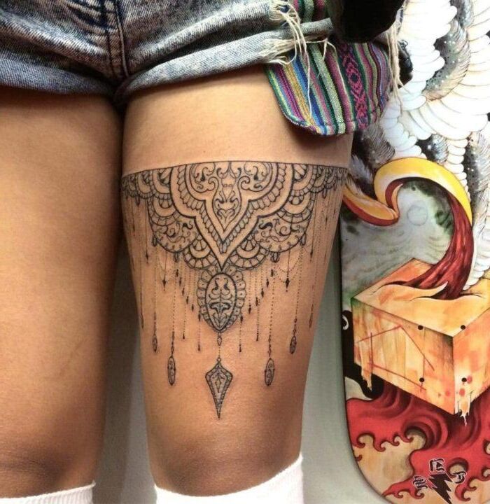 Tatuajes Tattoos en muslo de mujer llamador de angeles