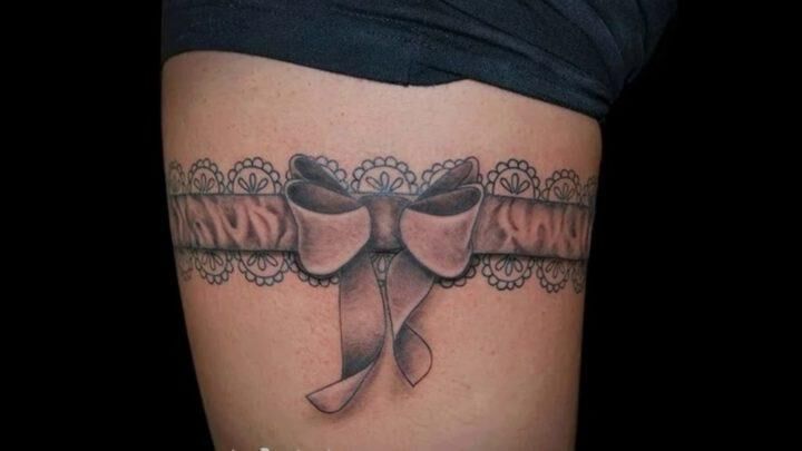 Tatuajes Tattoos en muslo de mujer liguero con moño