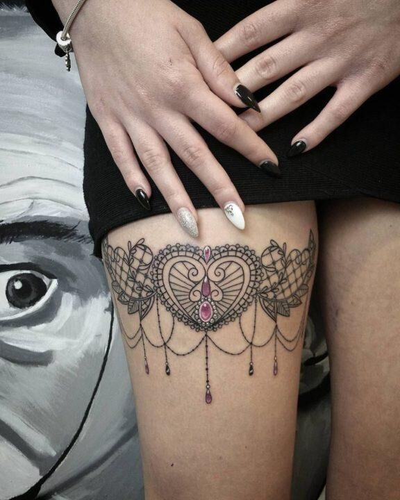 Tatuajes Tattoos en muslo de mujer llamador de ángeles