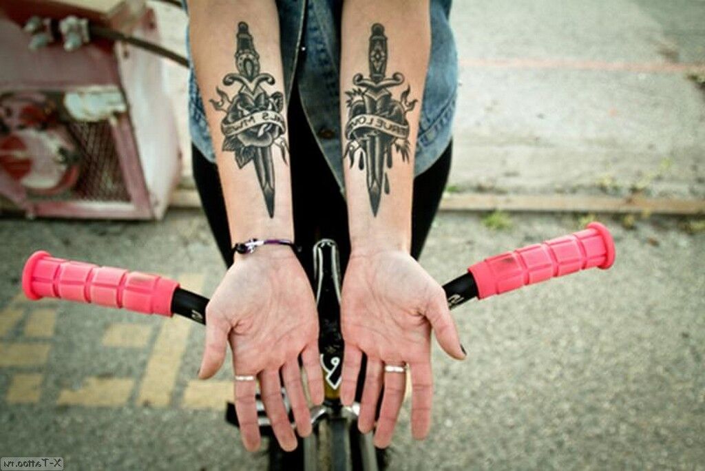 Tatuaje Tattoo de Rosa en el Antebrazo con una daga
